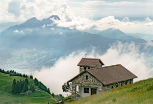Rezanje na bio-farmi u švajcarskim Alpima